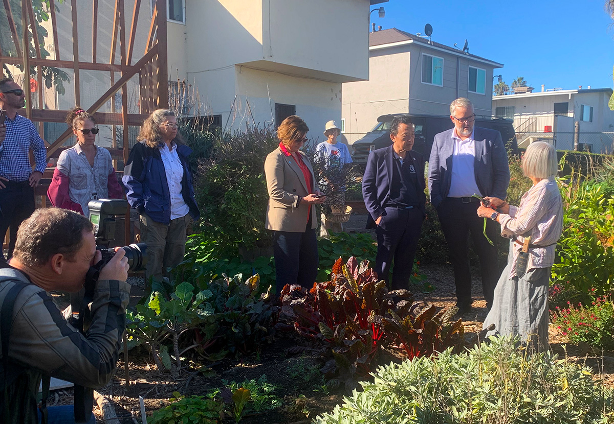 FLORENCE HOSTS UNITED NATIONSTOUR OF LAGG GARDEN